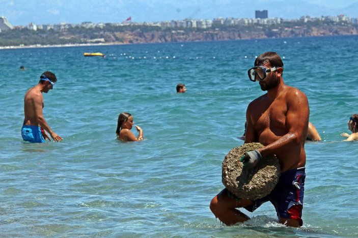 Antalya'da denizin dibinden çıkardıklarını satıyor: Paraya para demiyor