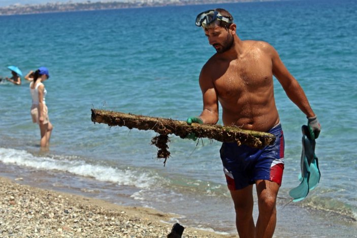 Antalya'da denizin dibinden çıkardıklarını satıyor: Paraya para demiyor