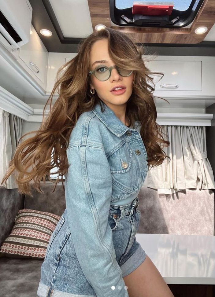 Miray Daner karavan pozlarıyla beğeni topladı! 'Yine baş döndürücüsün..'