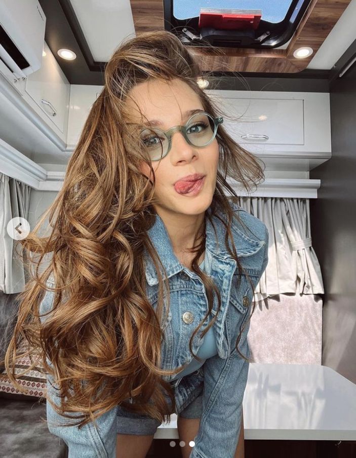 Miray Daner karavan pozlarıyla beğeni topladı! 'Yine baş döndürücüsün..'