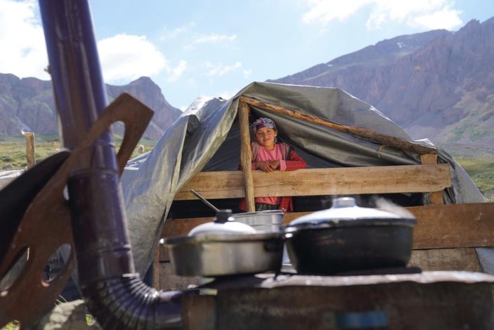 Munzur dağı eteklerindeki yaylada çadırlarda mutlu hayat