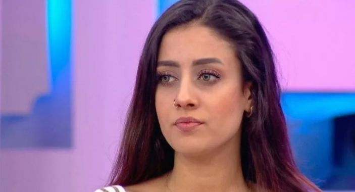 Eski gelin adayı Solmaz açıldıkça açıldı, leopardan dekolte verdi! 'Baya bozuldun..'