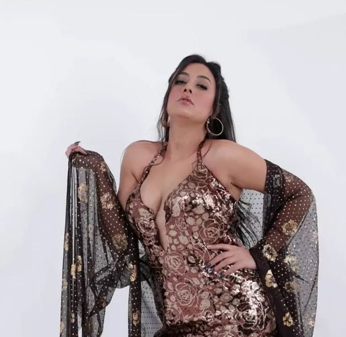 Eski gelin adayı Solmaz açıldıkça açıldı, leopardan dekolte verdi! 'Baya bozuldun..'