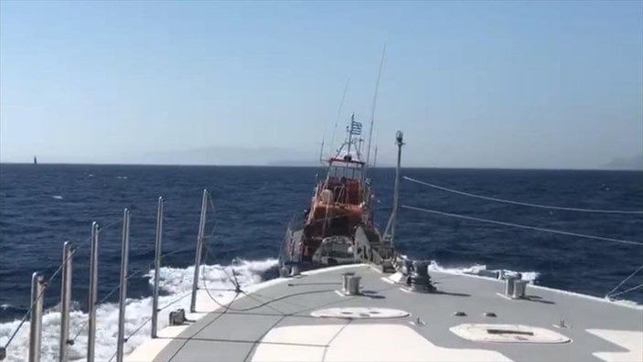 Yelkenli tekneyi taciz eden Yunan unsurları, Türk askerlerini görünce kaçtı