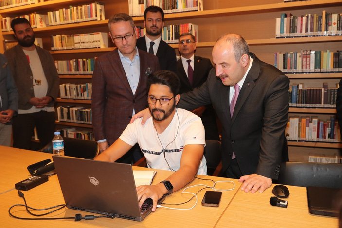 Mustafa Varank, Başakşehir Millet Kıraathanesi’ni ziyaret etti