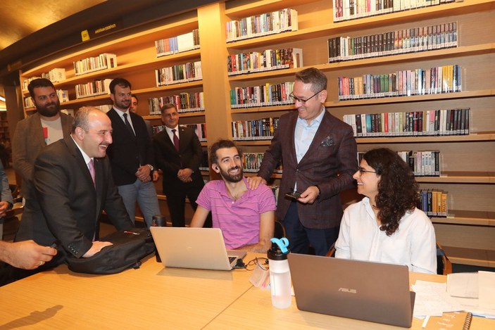 Mustafa Varank, Başakşehir Millet Kıraathanesi’ni ziyaret etti