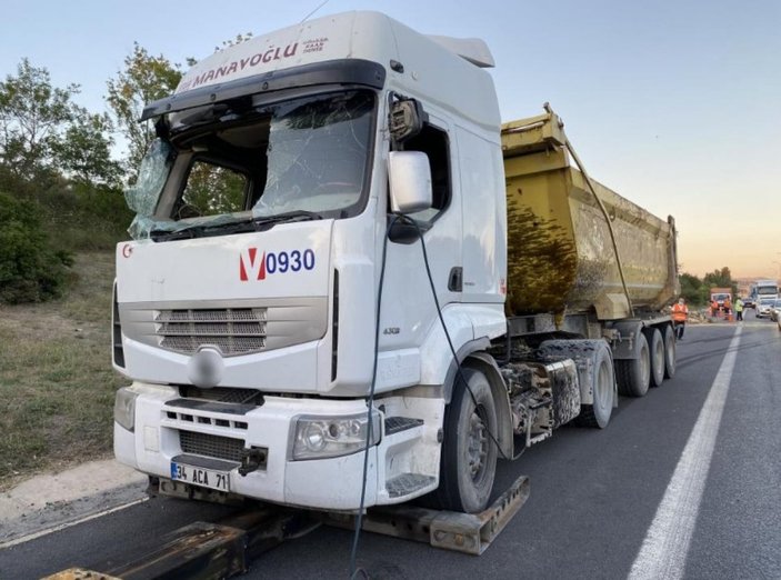 İstanbul TEM Otoyolu'nda damperi kalkan hafriyat kamyonu yola devrildi