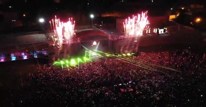 Doğubayazıt’ta 30 bin kişi konserde eğlendi