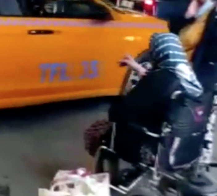 Eminönü'nde taksicilerin turist avı: Engelli kadını aracına almadı