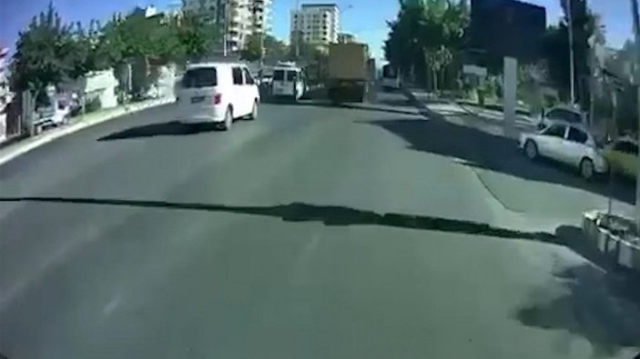 Şanlıurfa'da hafriyat kamyonunun motosikleti biçtiği kaza kamerada