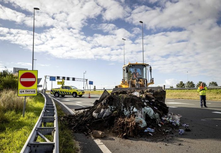 Hollanda'da çiftçiler yol kapatıp saman balyalarını yaktı