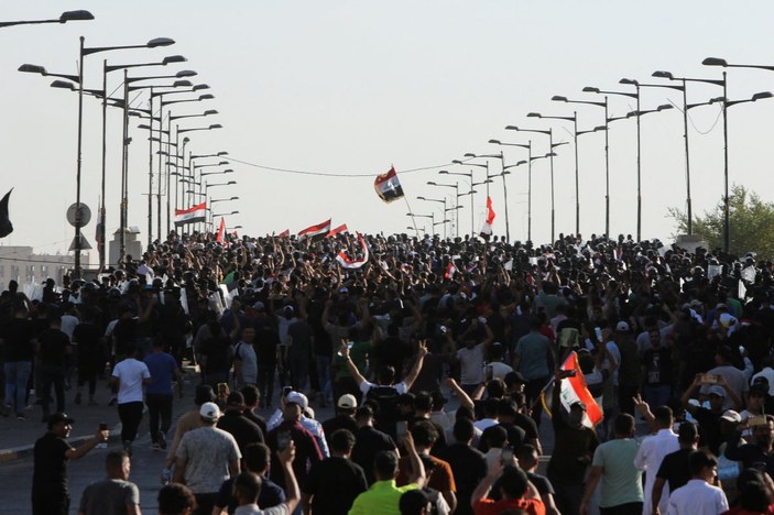 Irak’ta Şii lider Sadr’ın destekçileri parlamentoyu bastı