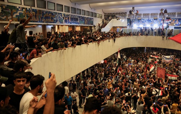Irak’ta Şii lider Sadr’ın destekçileri parlamentoyu bastı