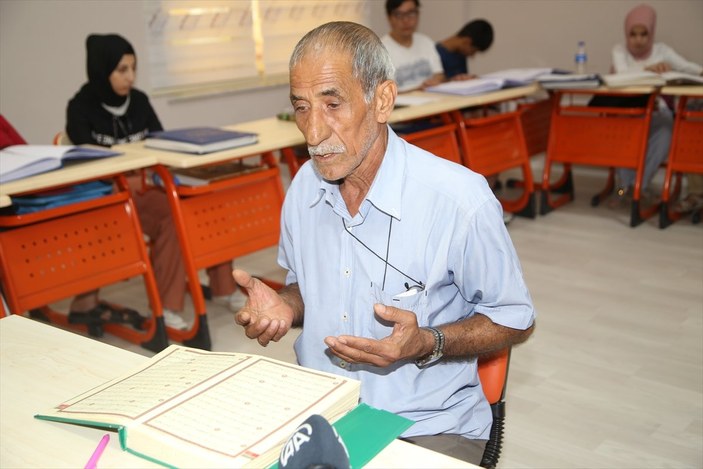 Şanlıurfa'da 77 yaşındaki vatandaş, Kur'an okuma hayalini gerçekleştirdi