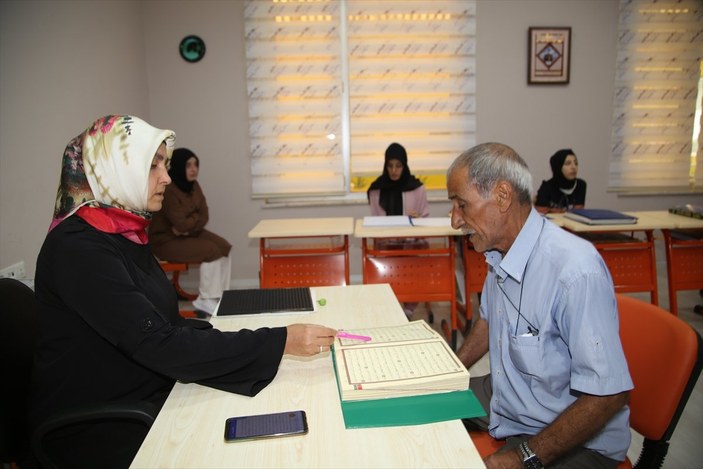 Şanlıurfa'da 77 yaşındaki vatandaş, Kur'an okuma hayalini gerçekleştirdi