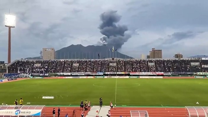 Japonya’da maç esnasında yanardağ patladı