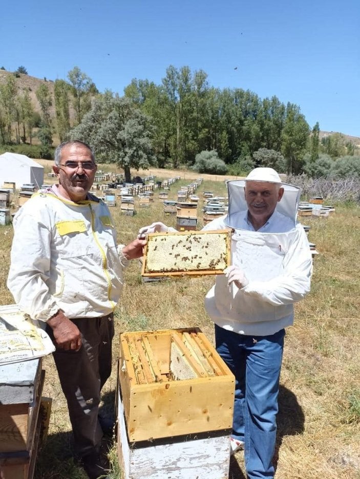 Binali Yıldırım, Erzincan'da sezonun ilk bal hasadına katıldı
