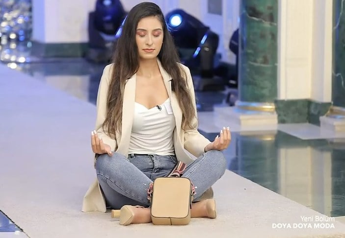Bahar Candan'ın kopyası Doya Doya Moda yarışmasında yoga yaptı!