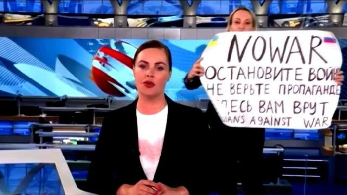 Savaş karşıtı pankart açan Rus gazeteci, hakim karşısına çıktı