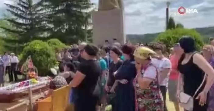 Ukraynalı askerin cenazesinde Rus yanlısı rahipten Ukraynalı rahibe haçlı saldırı