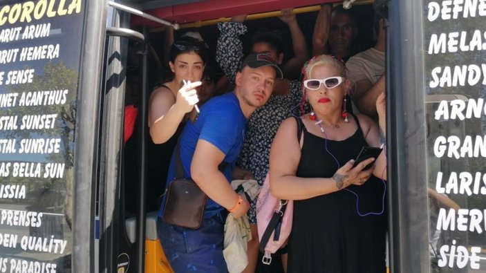 Antalya'da kapasitesinin üzerinde yolcu taşıyan minibüste turist çocuk bayıldı