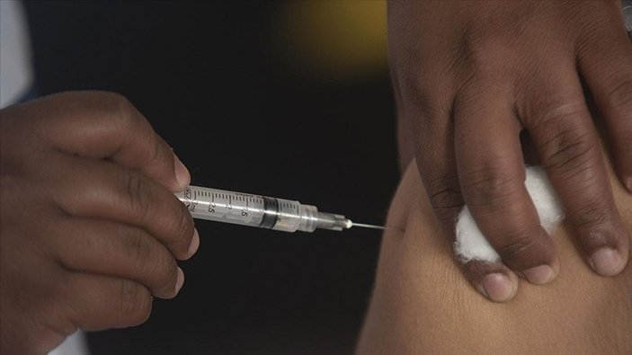 Hindistan'da, 39 öğrenciye tek şırınga ile aşı yapıldı