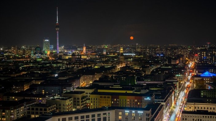 Almanya'da elektrik tasarrufu: Kamu binaları gece ışıklandırılmayacak