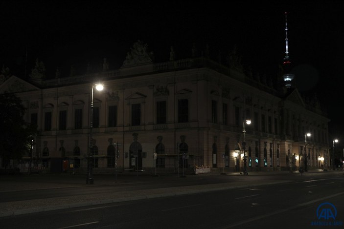 Almanya'da elektrik tasarrufu: Kamu binaları gece ışıklandırılmayacak