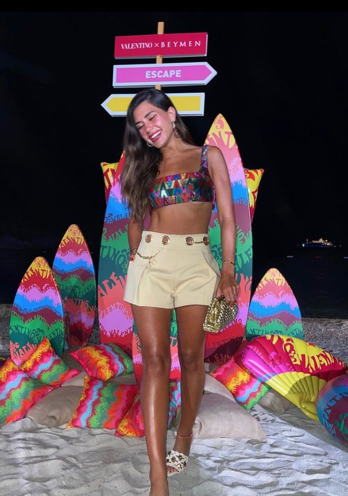 Sibil Çetinkaya mini şortuyla instagramı salladı! 'Yakıyorsun ortalığı'