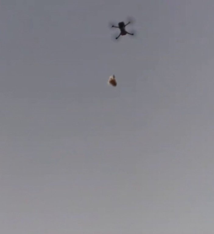 Adana'da acıkan kuzenine drone ile kebap gönderdi