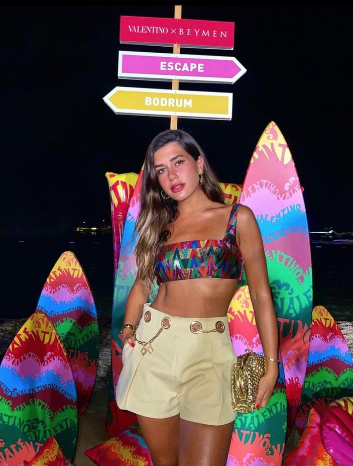 Sibil Çetinkaya mini şortuyla instagramı salladı! 'Yakıyorsun ortalığı'