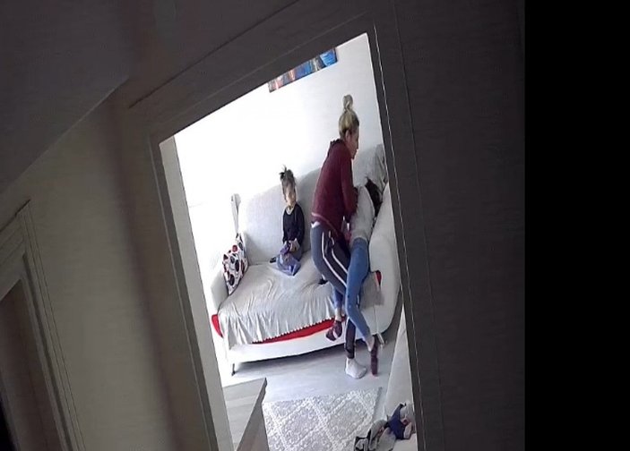 Sivas'ta bir annenin iki kızını dövdüğü anlar kamerada