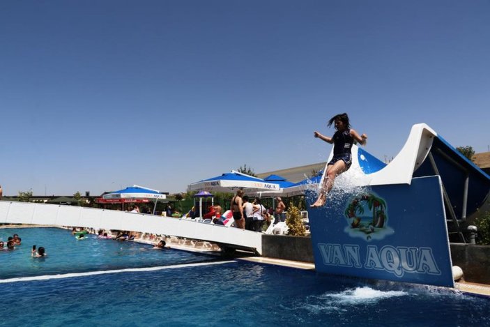 Van'da İranlı turistler aquaparka akın etti