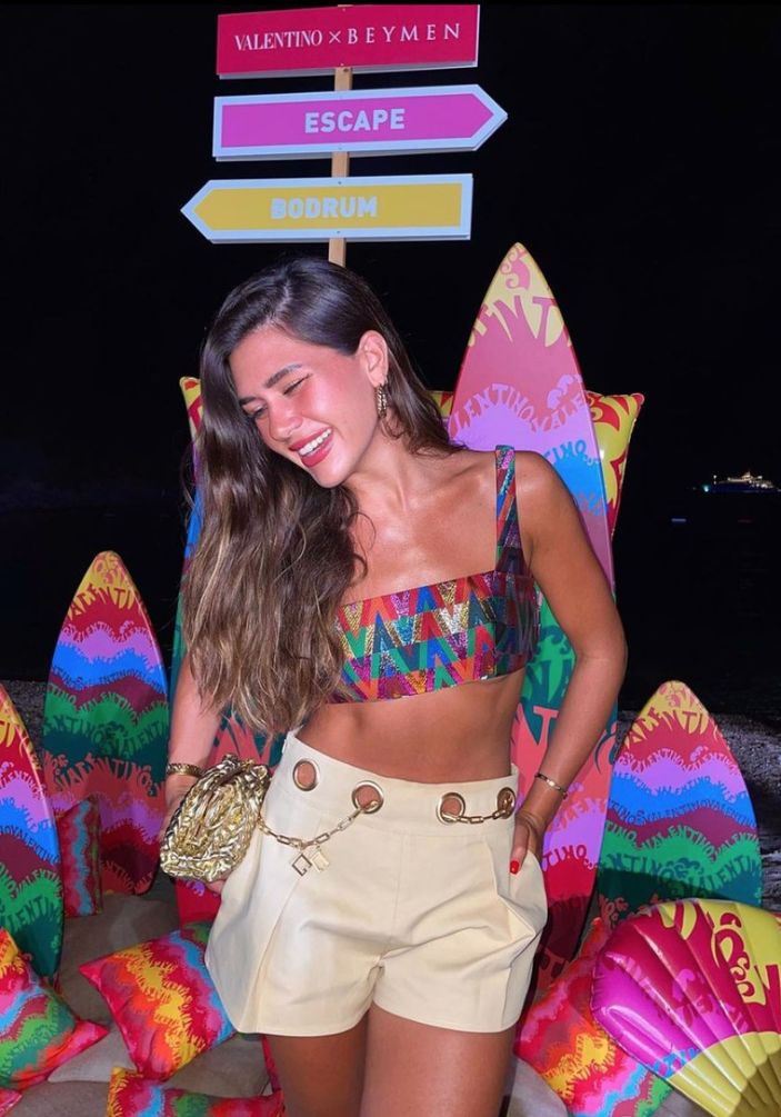 Sibil Çetinkaya mini şortuyla instagramı salladı! 'Yakıyorsun ortalığı'