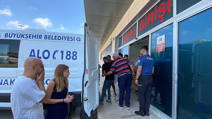 Antalya'da aydınlatma direğine çarpan motosikletin sürücüsü öldü