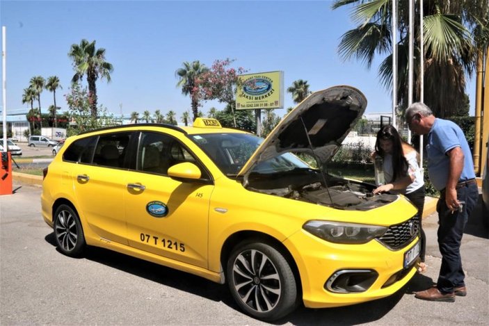 Antalya'da yüksek lisans mezunu taksici akademisyenliğe hazırlanıyor
