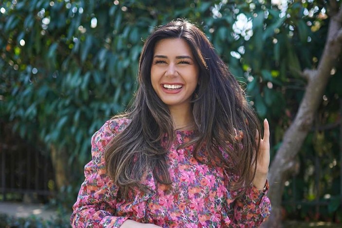 Fenomen Sibil Çetinkaya hem alttan hem de üstten dekolte verdi! 'Güzelliğin halis mi?'