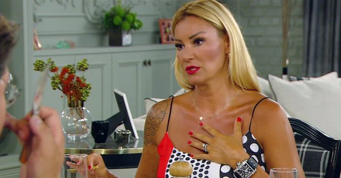 Pınar Altuğ beyaz mini elbisesiyle gençlere taş çıkarttı!