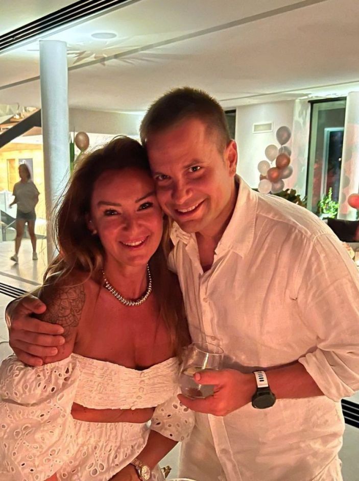 Pınar Altuğ beyaz mini elbisesiyle gençlere taş çıkarttı!