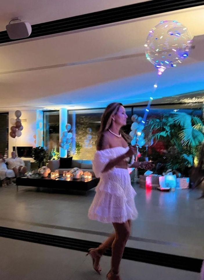 Pınar Altuğ beyaz mini elbisesiyle gençlere taş çıkarttı!