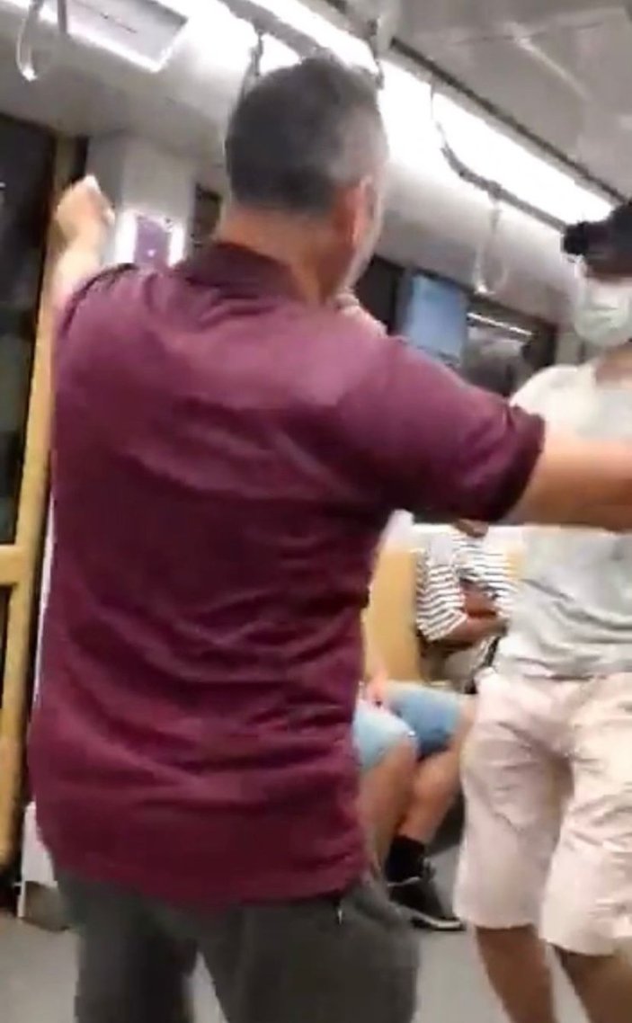 İstanbul'da, metrodaki yolcuların sazlı eğlencesi kamerada