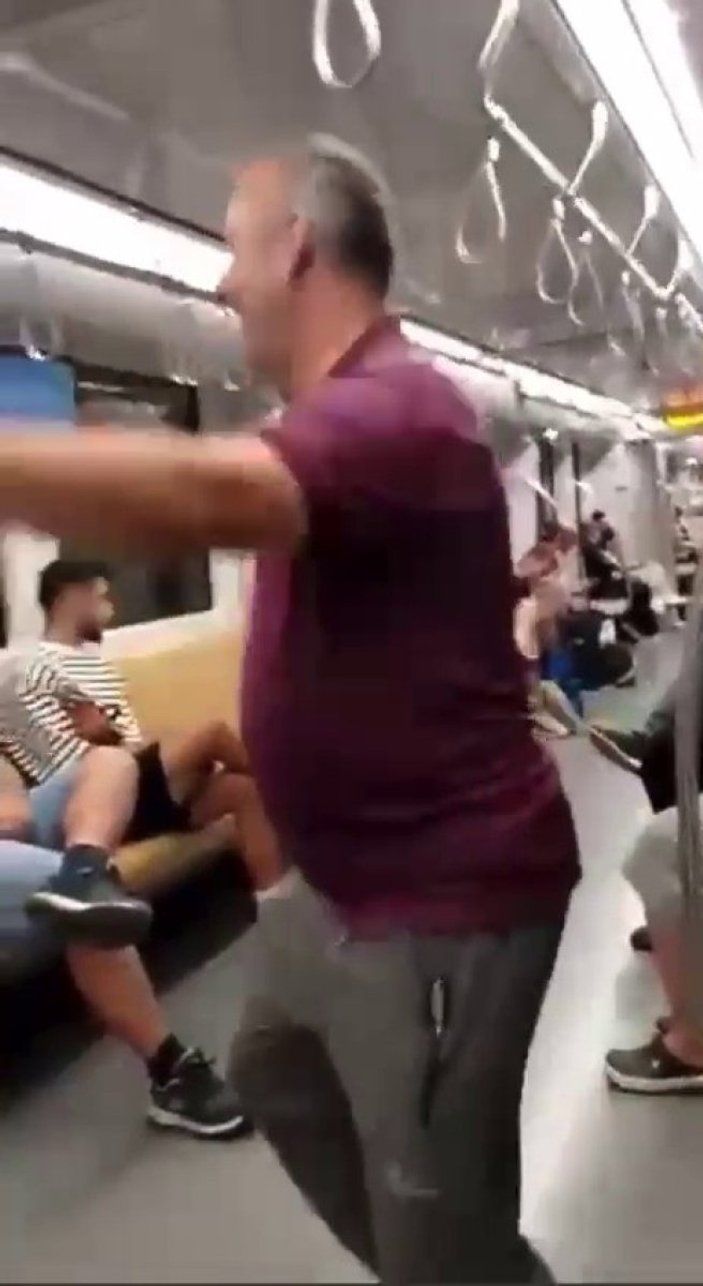 İstanbul'da, metrodaki yolcuların sazlı eğlencesi kamerada