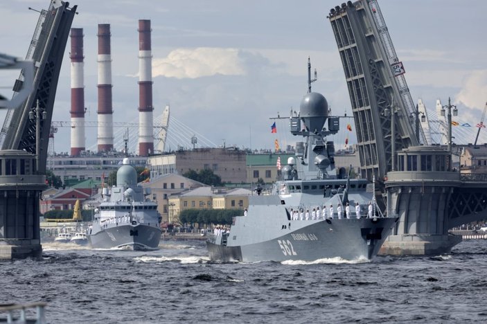Vladimir Putin, Rus donanması geçit törenine katıldı