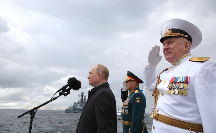 Vladimir Putin, Rus donanması geçit törenine katıldı