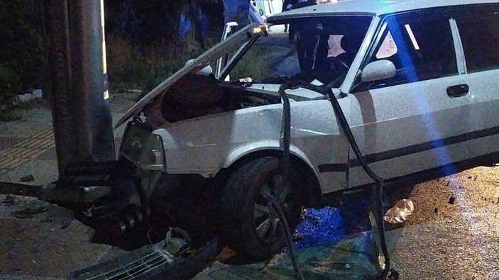 Uşak'ta aydınlatma direğine çarpan sürücü alkollü çıktı