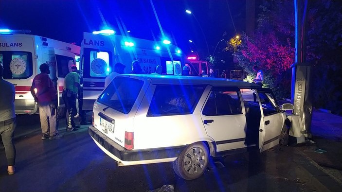 Uşak'ta aydınlatma direğine çarpan sürücü alkollü çıktı