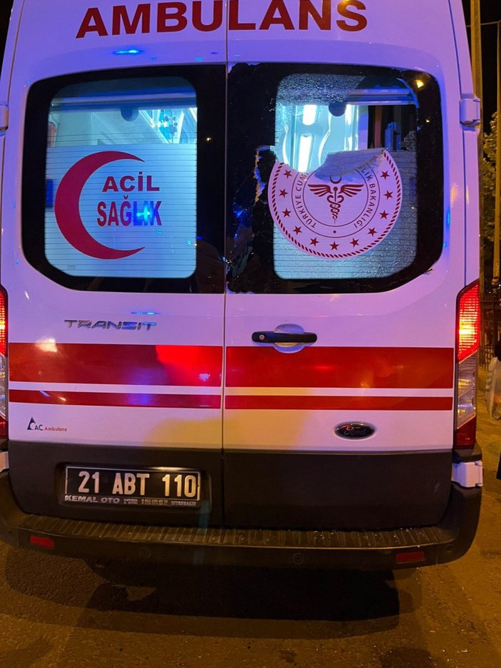 Diyarbakır’da zihinsel engelli genç ambulansa taşla saldırdı