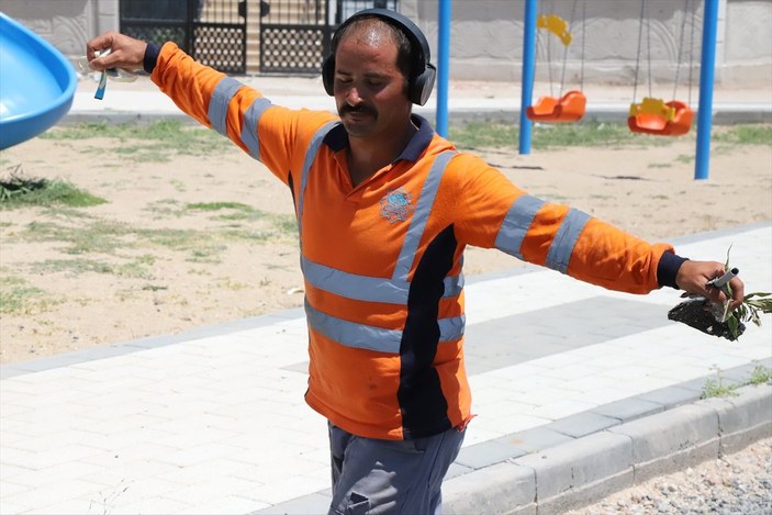 Aksaray'daki temizlik işçisi, dans ederek işini yapıyor