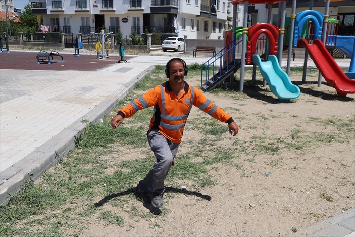 Aksaray'daki temizlik işçisi, dans ederek işini yapıyor