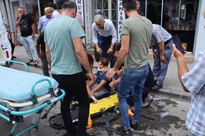 Sakarya'da kaza geçiren çocuğu beklemeyen sabırsız sürücüler korna çaldı